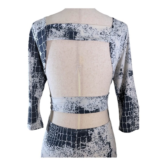 cute midi dress, white with blue crocodile pattern, cut out back, SIZE S - Picture 3 of 10